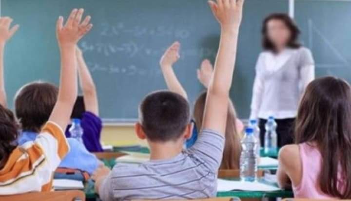 وفاة أستاذة للفرنسية أمام تلاميذها