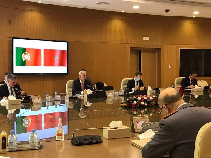 السيد عبد اللطيف لوديي، الوزير المنتدب لدى رئيس الحكومة المكلف بإدارة الدفاع الوطني، والجنرال دوكوردارمي المفتش العام للقوات المسلحة الملكية قائد المنطقة الجنوبية، يستقبلان اليوم الثلاثاء بالرباط، وزير الدفاع البرتغالي، السيد جواو غوميش غرافينيو.