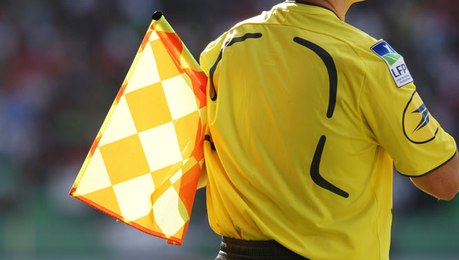 الإتحاد الإفريقي لكرة القدم يعين ثمان حكام مغاربة لقيادة مباريات كأس إفريقيا للأمم