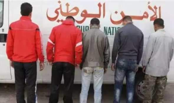 توقيف خمسة أشخاص للاشتباه في تورطهم في تهريب المخدرات وتزوير جوازات التلقيح