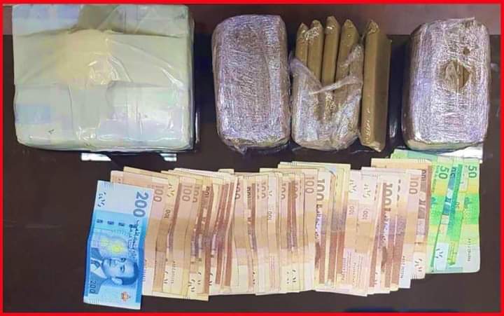 توقيف أربعة أشخاص من ذوي السوابق القضائية، وذلك للاشتباه في تورطهم في قضية تتعلق بحيازة وترويج المخدرات والمؤثرات العقلية
