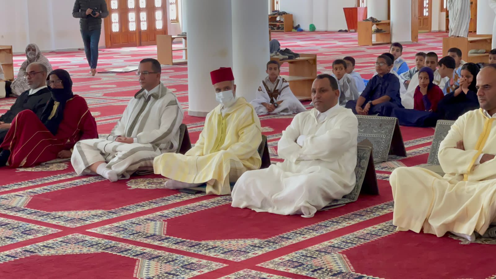 السمارة :عامل الإقليم يشرف على عملية توزيع اعانات غذائية على القيمين الدينيين