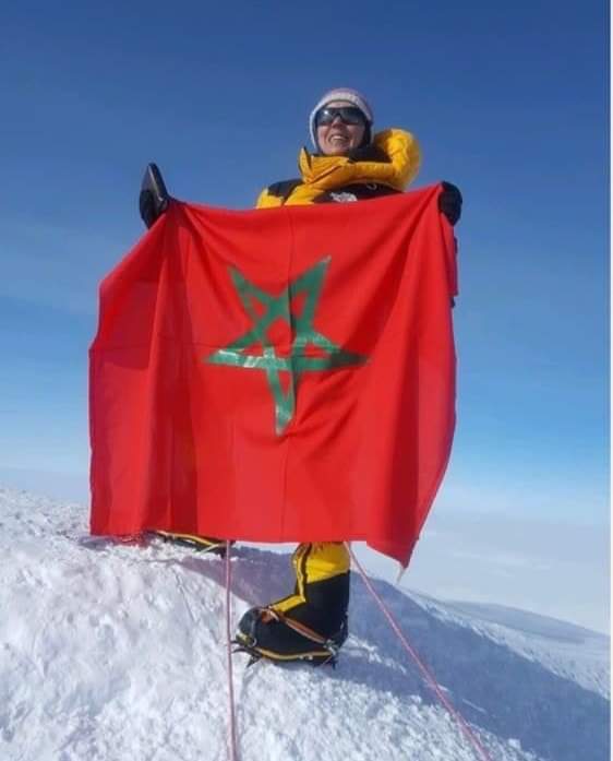 جلالة الملك يهنئ السيدة بشرى بايبانو إثر رفعها العلم الوطني بقمة أنابورنا بسلسلة جبال الهيمالايا