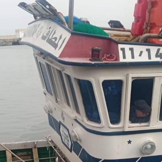 مركب الصيد بالجر “المطاف” ينتشل هيكلا عظميا بملابس بحار قبالة أعالي مياه تيفنيت