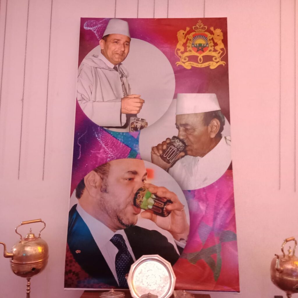 الملوك المغاربة يشربون الشاي