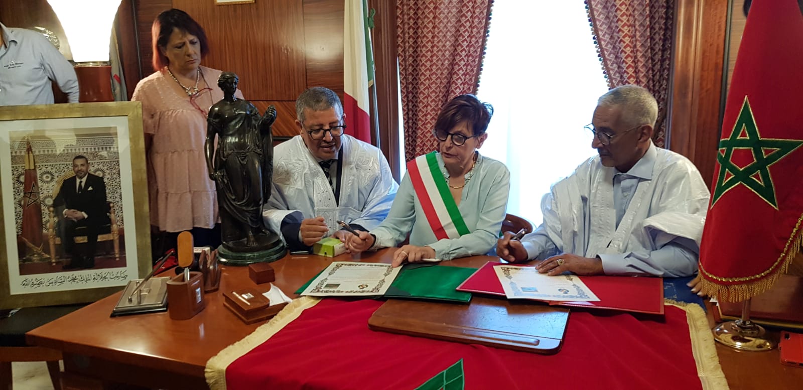 ابا عبد العزيز “يوقع اتفاقية توأمة بين جماعة بوجدور وبلدية ” باتي باليا” الإيطالية