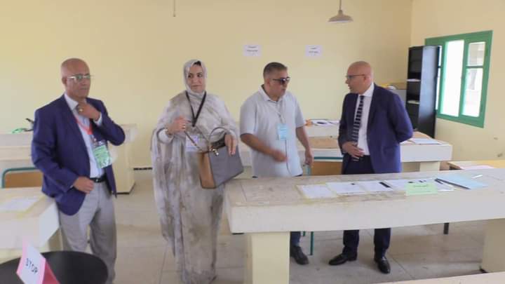 السيد المدير الاقليمي مرفوقا بالسيدة والسادة رؤساء المصالح يقومون  اليوم بزيارة مجموعة من مراكز إجراء الامتحان الوطني