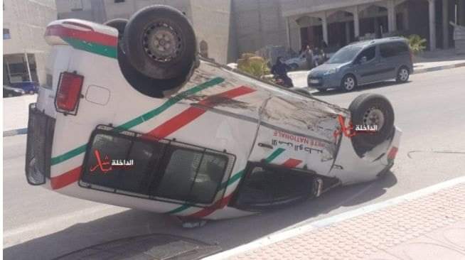 عاجل : حادث سير خطير يتسبب في إنقلاب سيارة للشرطة بالداخلة