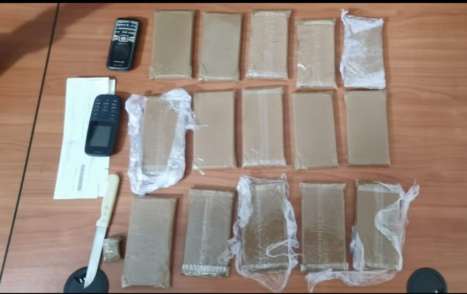 العيون… توقيف شخص لاشتباه تورطه في قضية تتعلق بالحيازة والاتجار في مخدر الشيرا، ومبحوث عنه