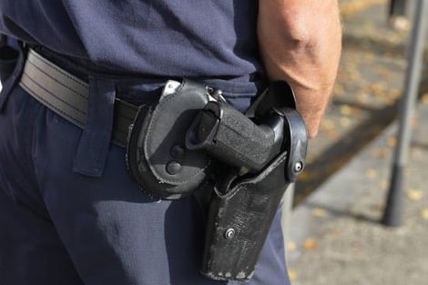 موظف شرطة يعمل بالمنطقة الإقليمية للأمن بمدينة بوجدور يضطر لاستخدام سلاحه الوظيفي لتوقيف شقيقين