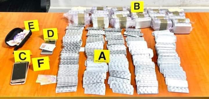 تطوان…. توقيف ثلاثة أشخاص وهم سيدتان وابن إحداهما وذلك للاشتباه في تورطهم في حيازة وترويج 21.000 قرص طبي مخدر