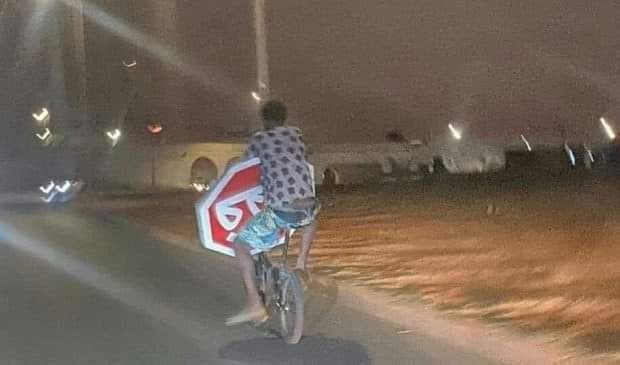 تفاعل المصالح الأمنية مع سارق علامة التشوير “قف”