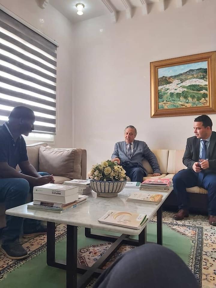 رئيس نادي بتروم الصحراء الموريتاني يكرم سفير المملكة المغربية في موريتانيا حميد شبار