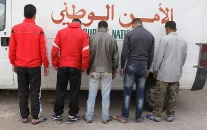 توقيف خمسة أشخاص متورطين في اقتراف عمليات سرقة بالعنف وتحت التهديد بالسلاح الأبيض