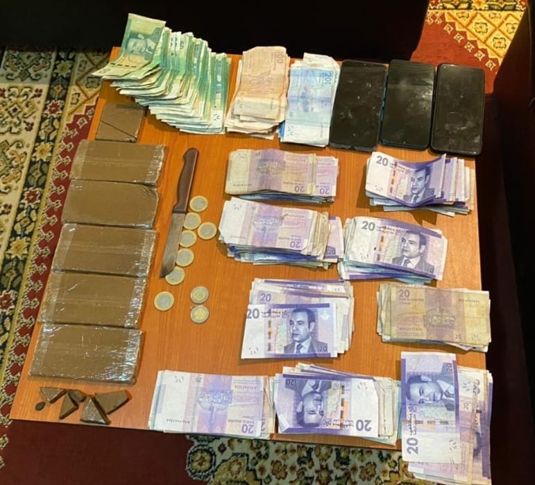 المرسى… توقيف ثلاثة أشخاص لاشتباه تورطهم في قضايا إجرامية تتعلق بالحيازة والاتجار في مخدر الشيرا