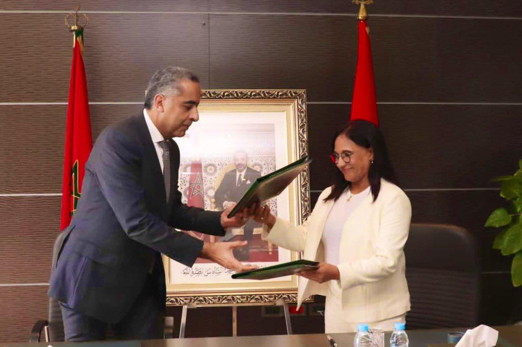 السيد عبد اللطيف حموشي المدير العام للأمن الوطني ولمراقبة التراب الوطني والسيدة آمنة بوعياش رئيسة المجلس الوطني لحقوق الإنسان يوقعان اتفاقية إطار للشراكة والتعاون المؤسسي في مجال التدريب وتوطيد احترام حقوق الإنسان في الوظيفة الأمنية