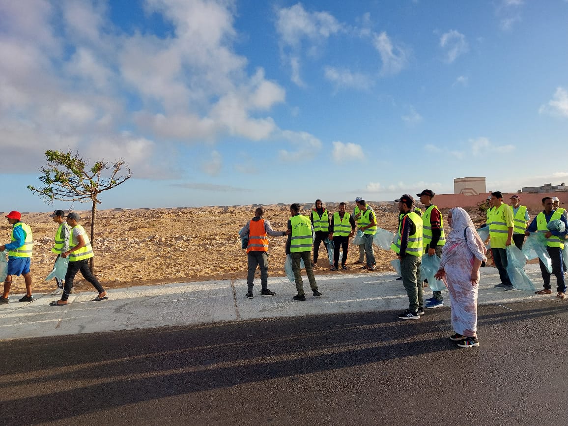 جمعية تافودارات للأعمال الخيرية ومؤسسة الدشيرة للتنمية المستدامة التابعتين للجماعة القروية الدشيرة تشاركان في حملة واسعة للنظافة بالمدخل الجنوبي لمدينة العيون