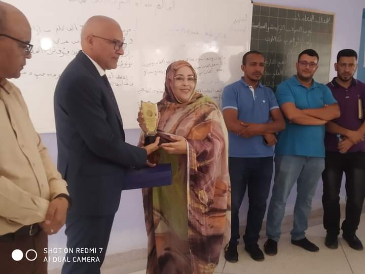 تكريم الأستاذة فتيحة بوجدور أستاذة مادة الاجتماعيات نظير العطاء الذي تقدمه للمؤسسة وللمنظومة التربوية