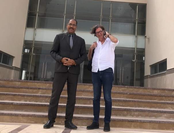السيد ERIC DUMONT يقوم بزيارة لمكتبة دار الثقافة بالعيون