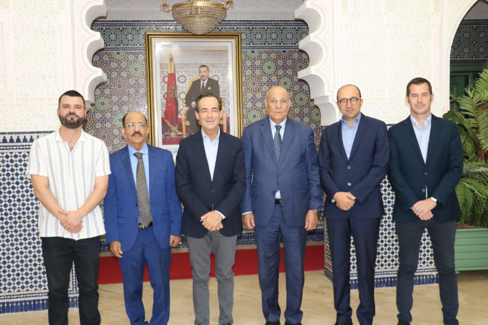 رئيس جماعة العيون يستقبل بمقر القصر الجماعي وفدا اسبانيا رفيع المستوى
