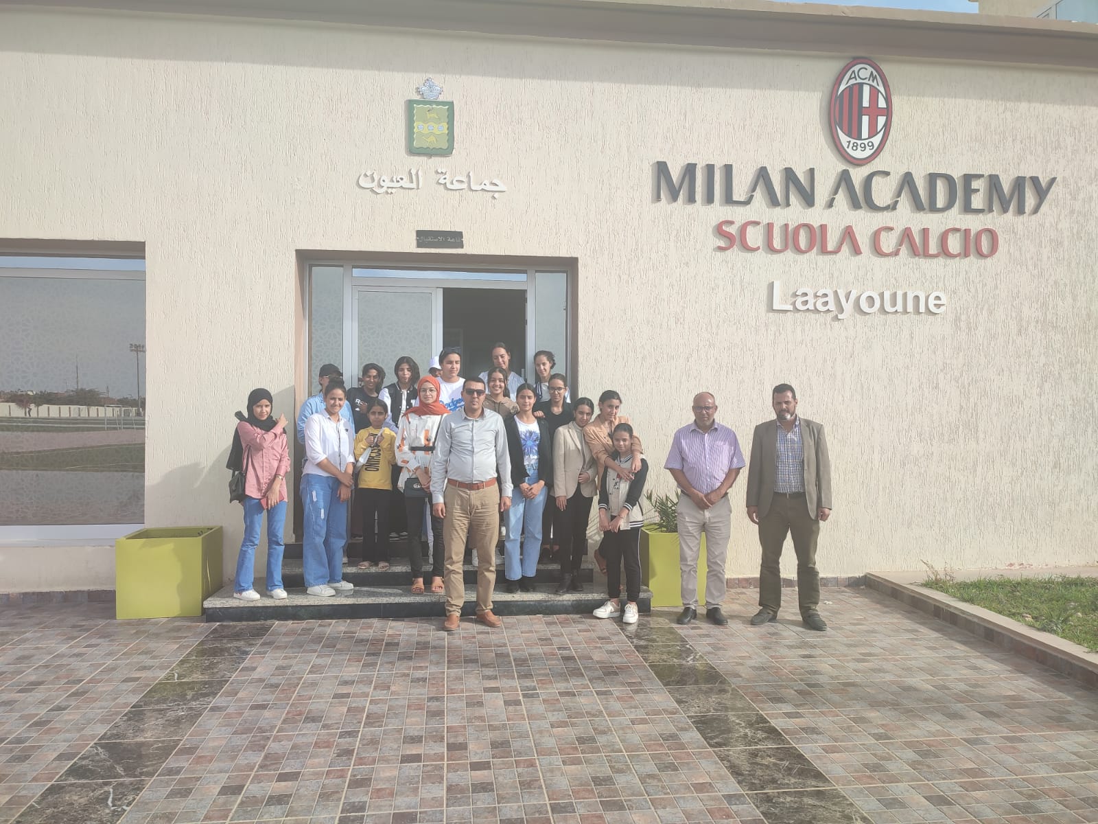 الثانوية الاعدادية ابن تومرت بطرفاية تنظم رحلة مدرسية تربوية لفائدة تلميذات وتلاميذ المؤسسة لعدد من الإدارات والمؤسسات بمدينة العيون