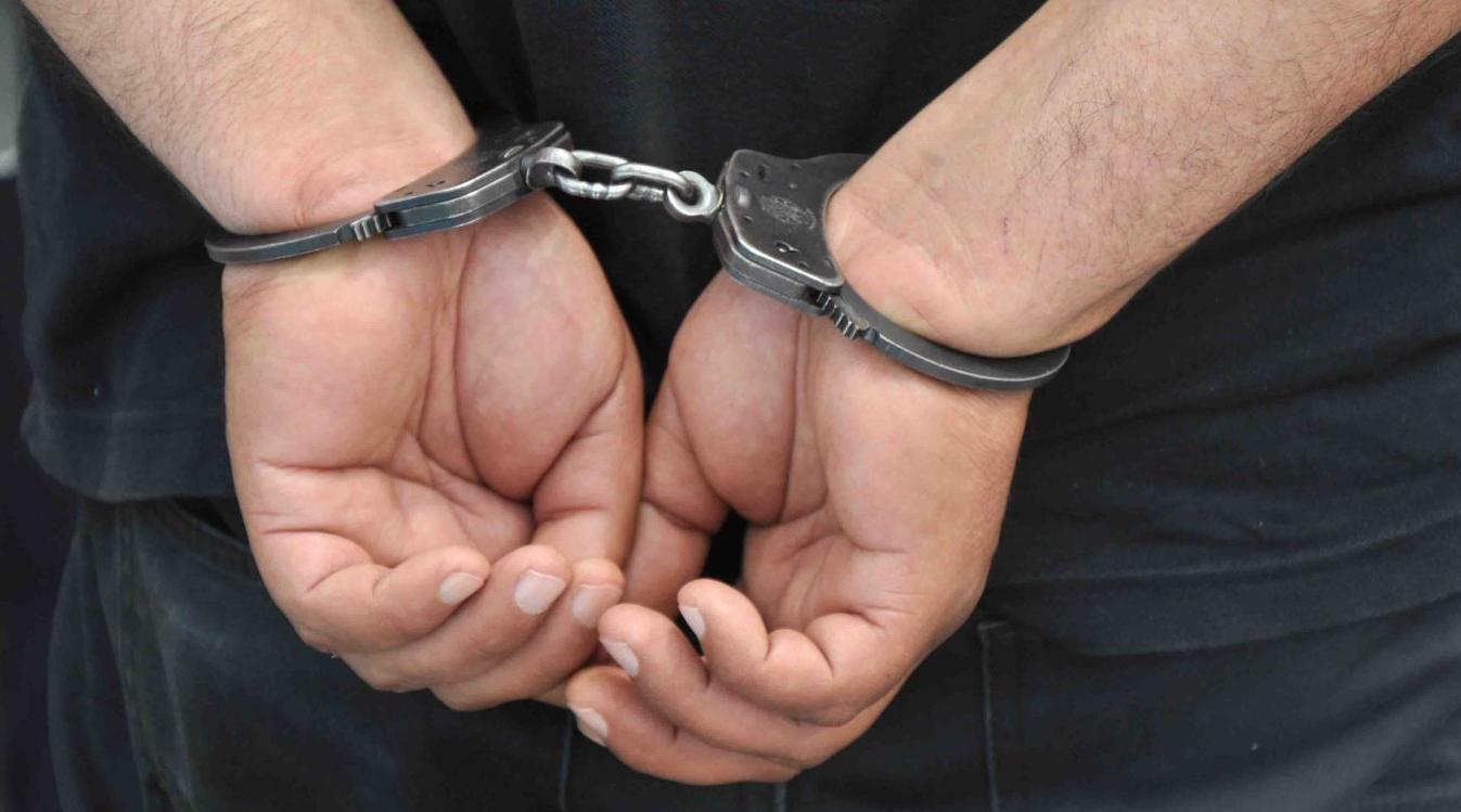تزوير شيكات بنكية للقيام بسحوبات مالية تدليسية والنصب والاحتيال وإصدار شيكات بدون رصيد تجر شخص للتوقيف
