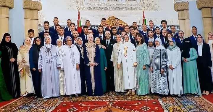 جلالة الملك يستقبل أعضاء المنتخب الوطني لكرة القدم ويوشحهم بأوسمة ملكية