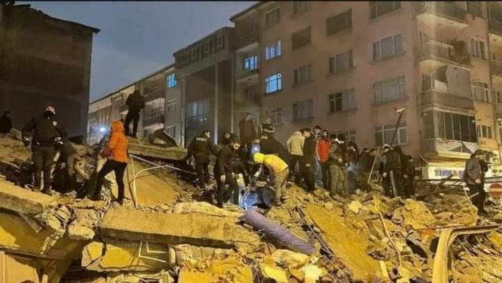 زلزال مدمر فجر اليوم يقتل ويصيب المئات في تركيا وسوريا