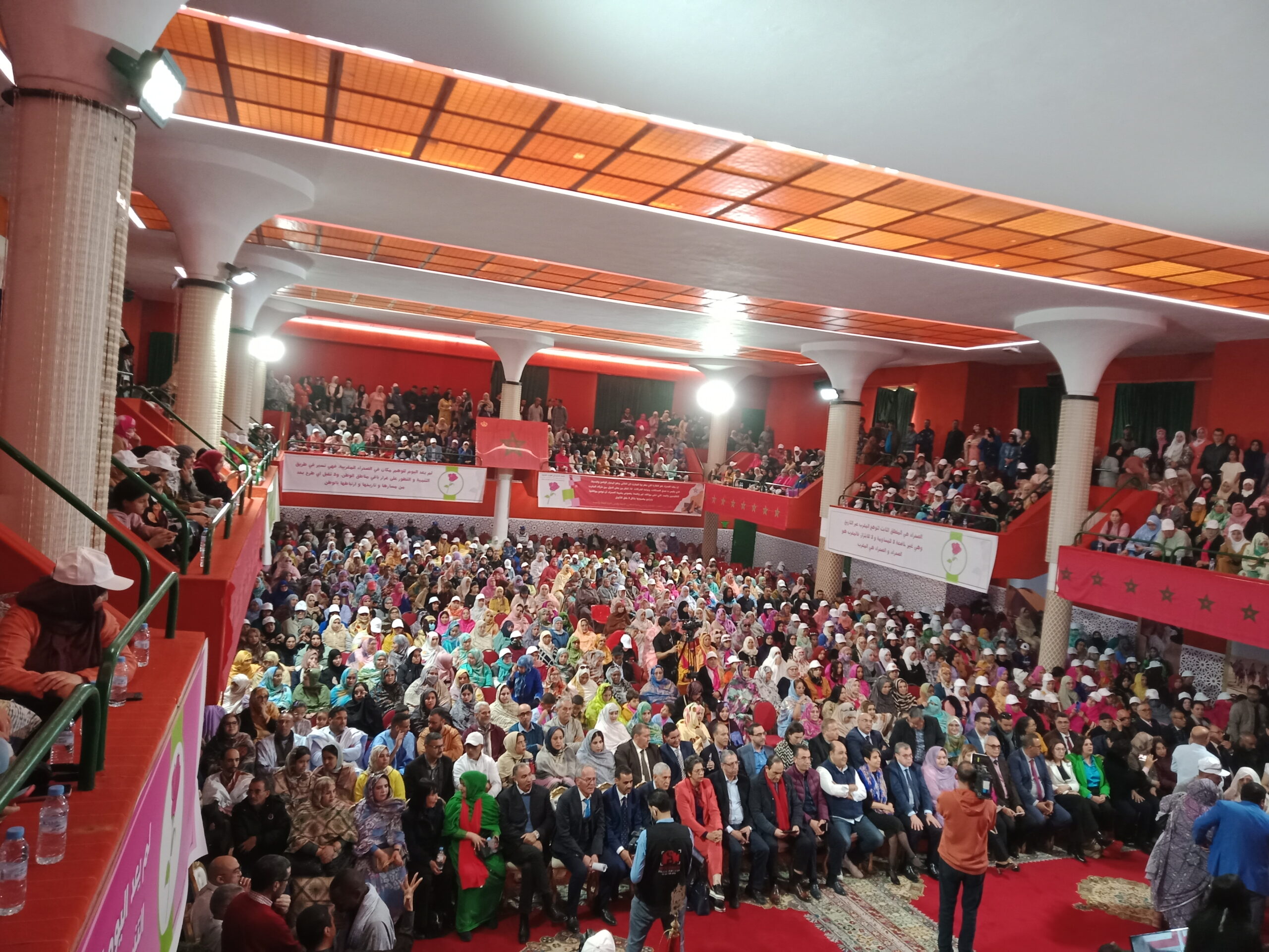 بالفيديو هذه أجواء الملتقى الجهوي لحزب الاتحاد الإشتراكي بمدينة العيون