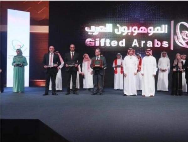 تلميذ مغربي يتوج “بمبادرة الموهوبون العرب” بالسعودية