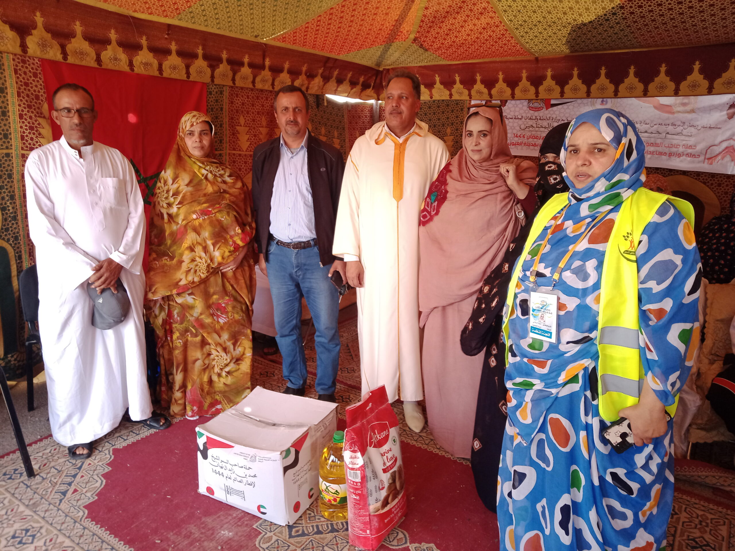 بالصور والفيديو : توزيع قفف رمضان بحي الوفاق بالعيون