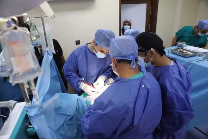 العيون : أطباء مغاربة ينجحون في إجراء أول عملية جراحية على القلب المفتوح بأقاليم الصحراء