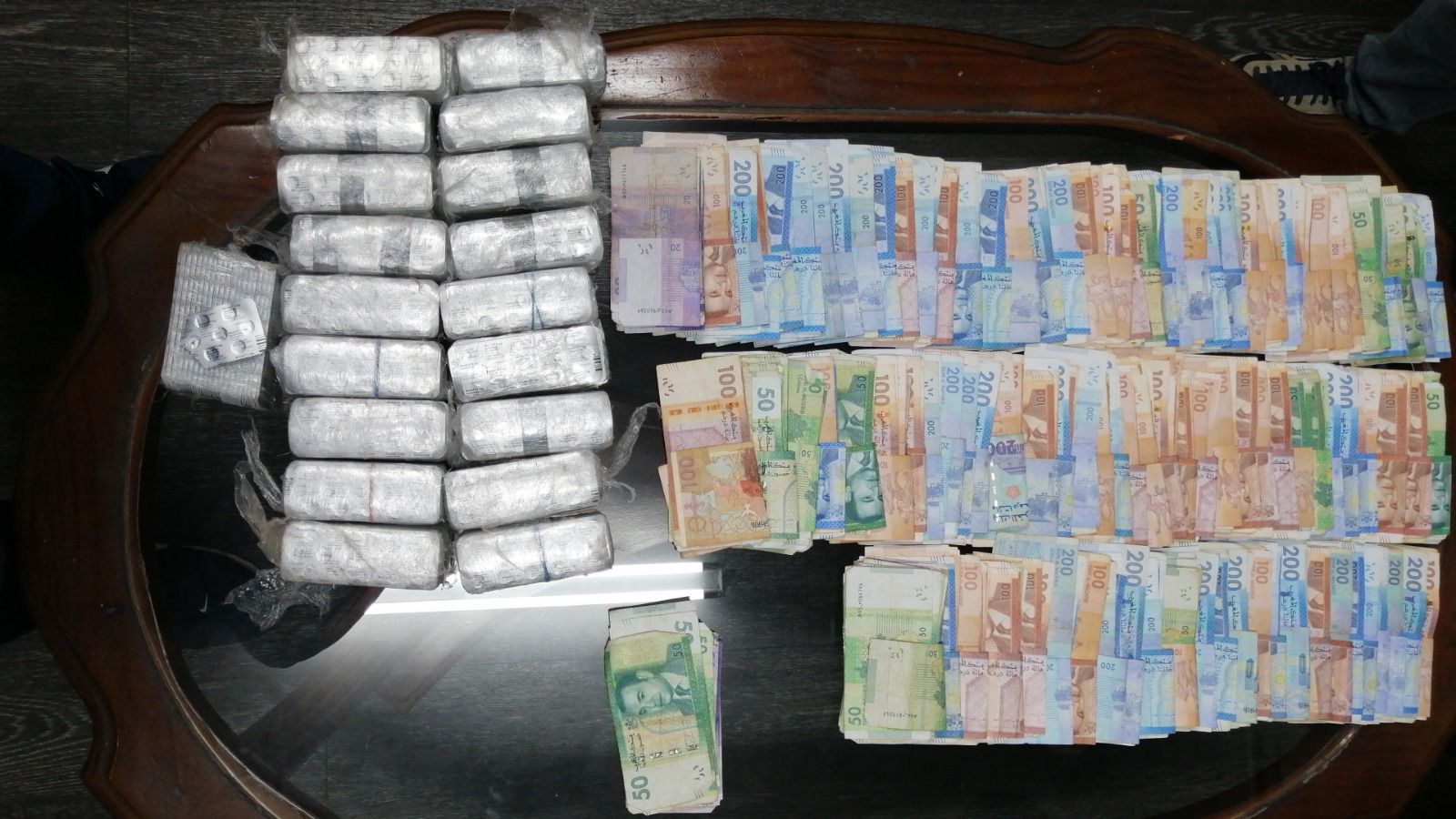 الدار البيضاء : توقيف أربعة أشخاص من بينهم سيدة يشتبه في تورطهم في قضية تتعلق بحيازة وترويج 11 ألف و400 قرص طبي مخدر