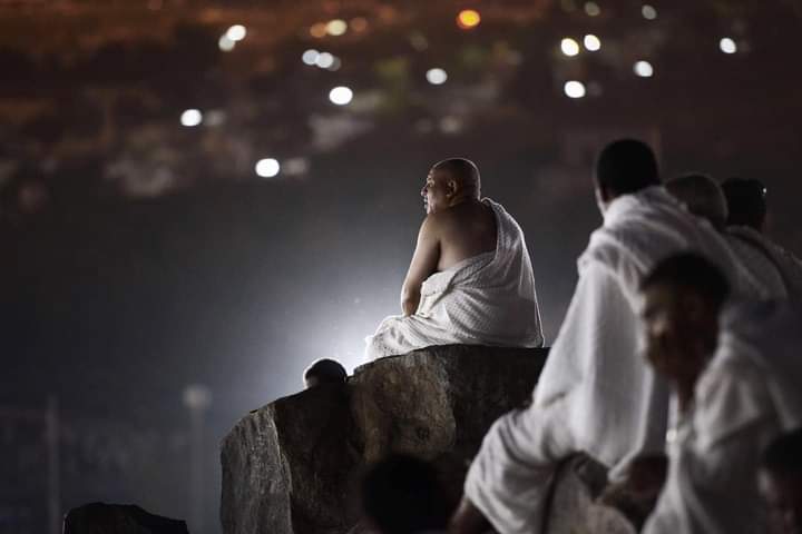 حجاح بيت الله الحرام يتوافدون على صعيد عرفات لأداء ركن الحج الاعظم