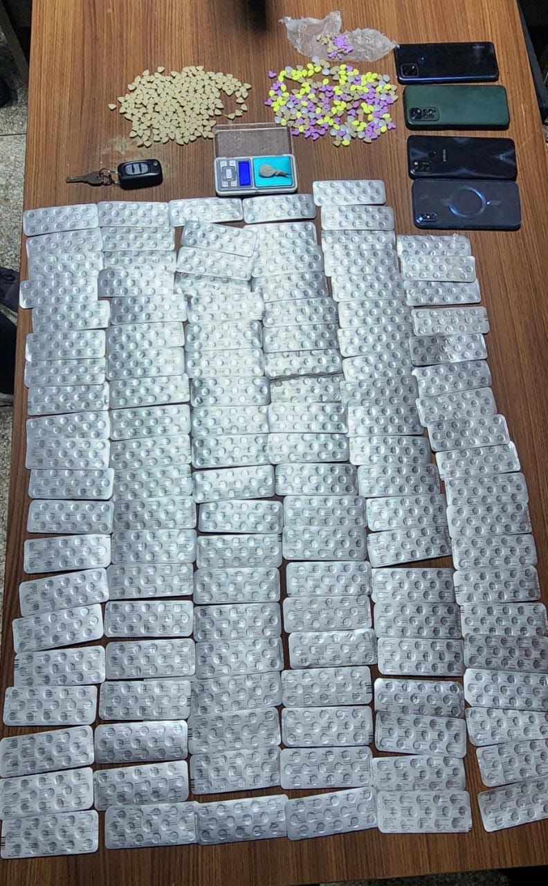 توقيف ثلاثة أشخاص وذلك للاشتباه في تورطهم في قضية تتعلق بحيازة وترويج المخدرات والمؤثرات العقلية
