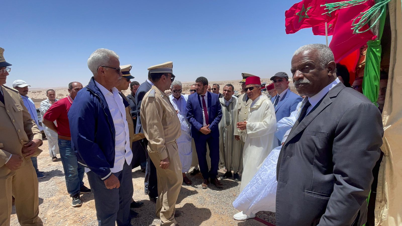 السمارة : عامل الإقليم يزور المسجد الجديد بجماعة سيدي احمد لعروسي ويؤدي به صلاة الجمعة