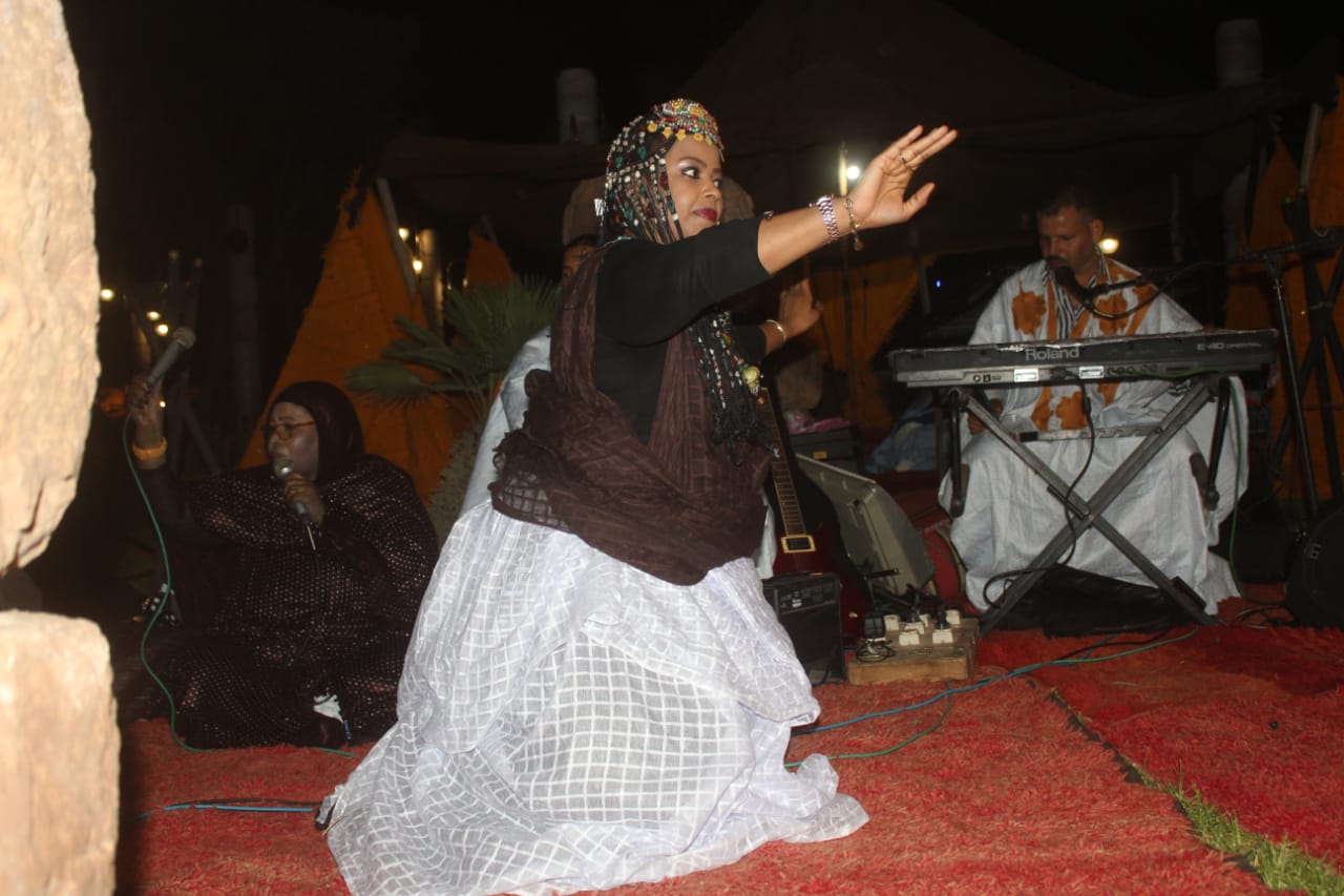 بالصور : امنات عيشاتة يحيين سهرة فنية بحديقة أولهاو بأكادير