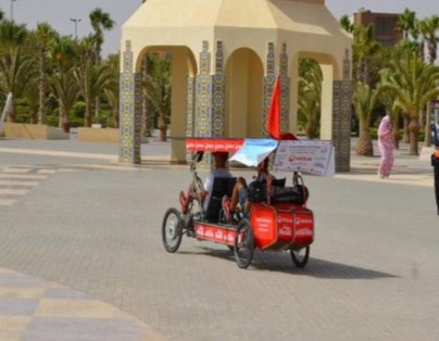 إعطاء الانطلاقة لدراجة تعمل بالطاقة البدنية والطاقة الشمسية