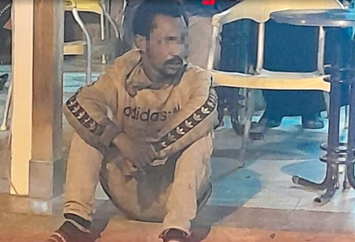 شخص تبدو عليه علامات الخلل العقلي يعتدي على شخص بالسمارة