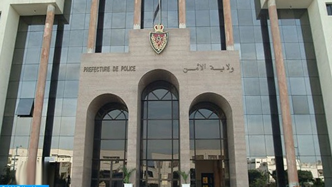 يا ربي السلامة : شخص في حالة سكر متقدمة يرتكب حادثة سير قبل أن ينحرف عن الطريق ويصيب شرطيين
