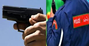مفتش شرطة يعمل بالمفوضية الجهوية للأمن بمدينة العطاوية يضطر لاستخدام سلاحه