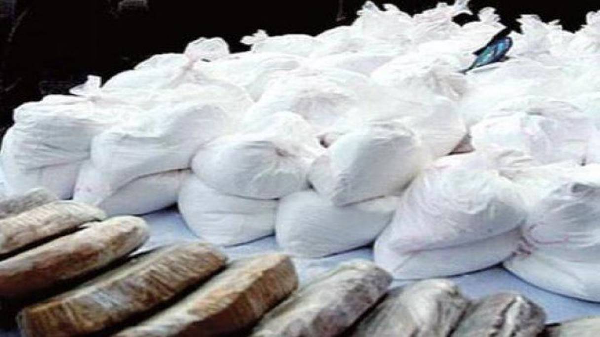 فتح بحث قضائي لتحديد مصدر ومسالك تهريب شحنة من مخدر الكوكايين بلغ وزنها الإجمالي طن واحد و370 كيلوغرام