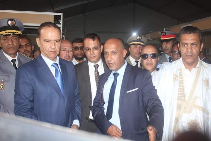 عامل إقليم بوجدور يقص شريط إفتتاح المعرض الجهوي للكتاب