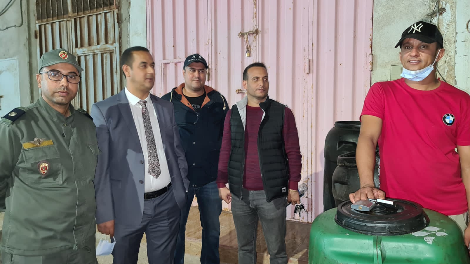 العيون: الجهات المختصة تصادر زيوتا مغشوشة وحوامض وخضروات مخللة متعفنة وتمور فاسدة